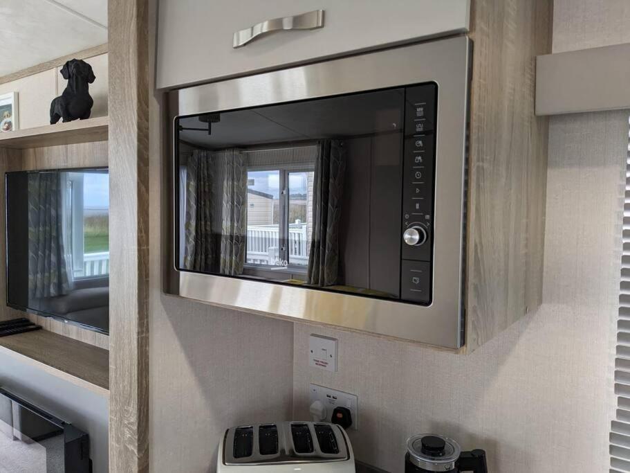 Beautiful Pet Friendly Southerness Caravan With Sea View & Decking Area Mainsriddle Exterior photo