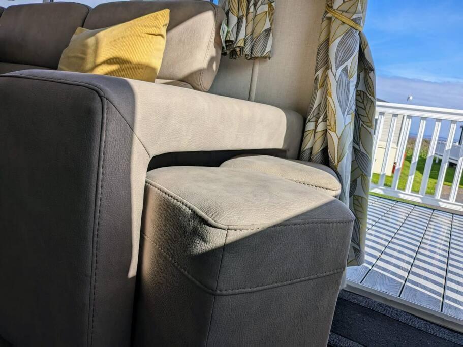 Beautiful Pet Friendly Southerness Caravan With Sea View & Decking Area Mainsriddle Exterior photo