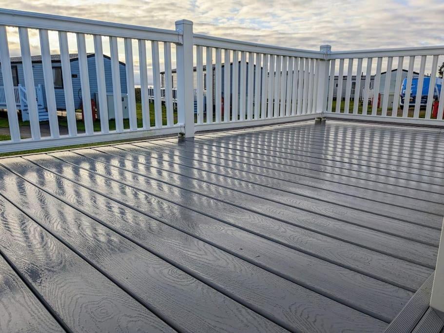 Beautiful Pet Friendly Southerness Caravan With Sea View & Decking Area Mainsriddle Exterior photo